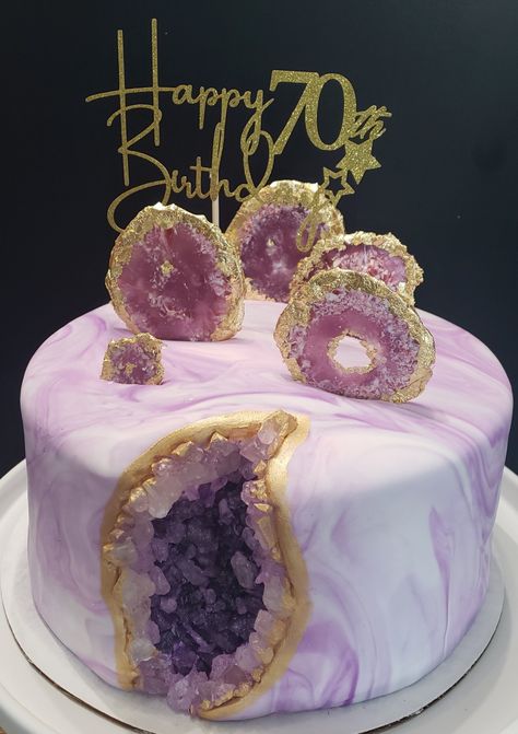 Geo Cakes, Geode Cakes, Decorative Desserts, Queens Birthday Cake, Rock Birthday, Nature Cake, Cake Land, Purple Cakes Birthday, 14th Birthday Cakes