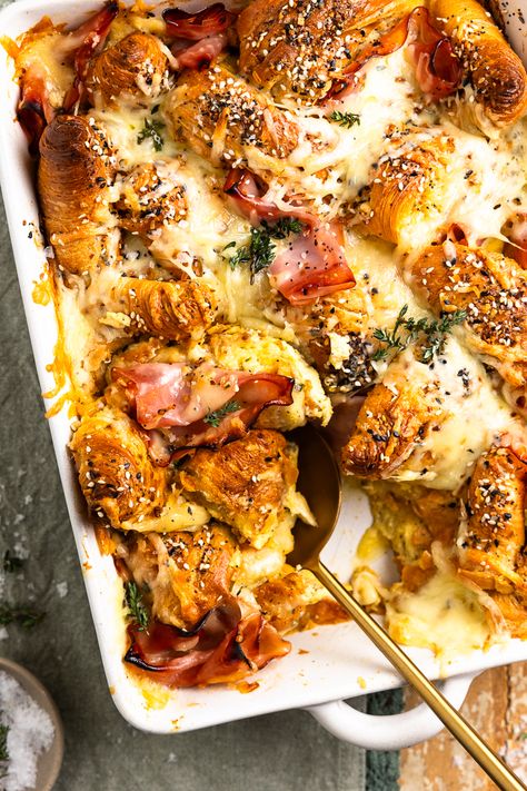 Ham and Cheddar Croissant Breakfast Bake Outdoor Brunch Party, Croissant Breakfast Bake, Brunch Recipe Ideas, Ham Cheese Croissant, Croissant Bake, Croissant Breakfast Casserole, Ham And Cheese Croissant, Outdoor Brunch, Cheese Croissant