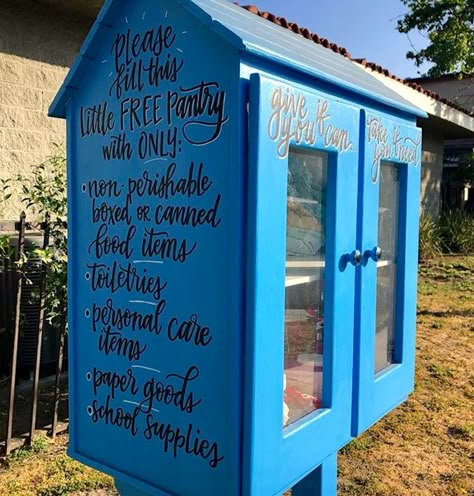 Community Blessing Box Ideas, Community Pantry Ideas, Blessings Box Ideas, Blessing Box Food Pantry, Blessing Box Ideas, Free Food Pantry, Blessing Boxes, Community Pantry, Little Free Library Plans