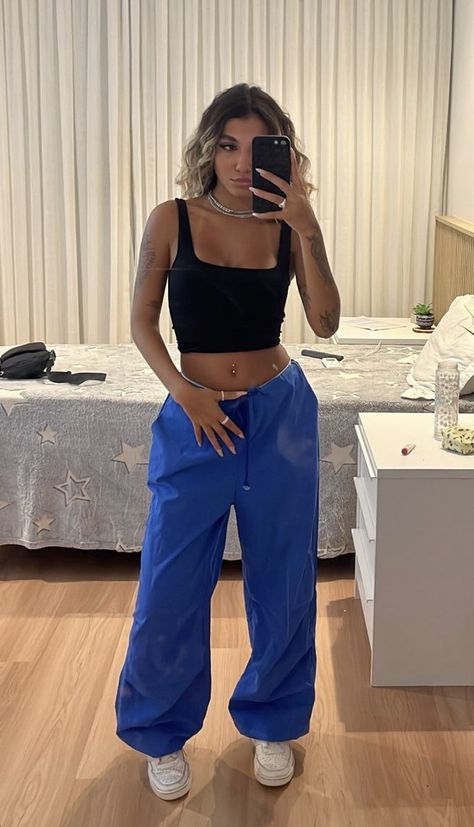 Royal Blue Concert Outfit, Playa Saturno Outfits, Danny Ocean Concert Outfit, Blue Parachute Pants Outfit, Sza Concert Outfit Ideas, Blue Festival Outfit, Blue Concert Outfit, Blue Joggers Outfit, Outfits Azul