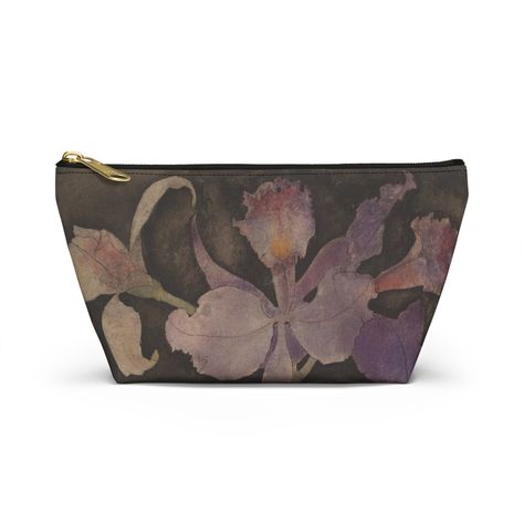 Step back in time with our exquisitely crafted Accessory Pouch w T-bottom, showcasing a captivating vintage art design 🎨. Each pouch bursts with charm, ideal for adding a dash of elegance to your everyday essentials. Whether you need a cosmetic pouch, makeup pouch, pouch purse, pouch wallet, or pencil pouch for girls, this versatile accessory is your perfect companion 👜. Benefits: 🗝️ Unique vintage art design 💎 Stylish and versatile 🚿 Easy to clean 🖌️ Perfect for makeup, accessories, or sc Cool Makeup Bag, Cute Makeup Bag, Makeup Pouches, Cute Makeup Bags, Pouch Design, Stylish Makeup, Pouch Makeup, Pouch Purse, Vintage Purses