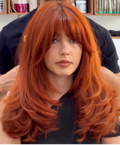 Light Red Hair Dark Eyebrows, Copper Hair And Bangs, Copper Hairstyles With Bangs, Long Copper Shag Hair, Autumn Hair Colour Ideas, Copper Hair With Chunky Highlights, Red Blowout Hair, Fall Hair Colors Orange, Wispy Bangs Ginger Hair