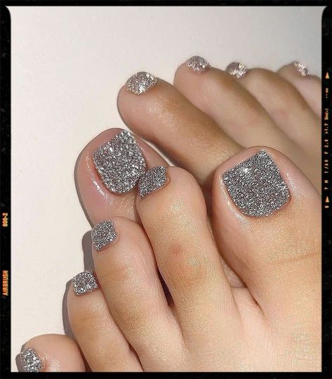 Toenail Art Idea Silver Toe Nails, Winter Toes Nails Colors Pedicures, Nails For Toes, Pedicure Inspiration, Pedicure Trends, Glitter Pedicure, Glitter Toe Nails, Nail Journey, Pedicure Colors