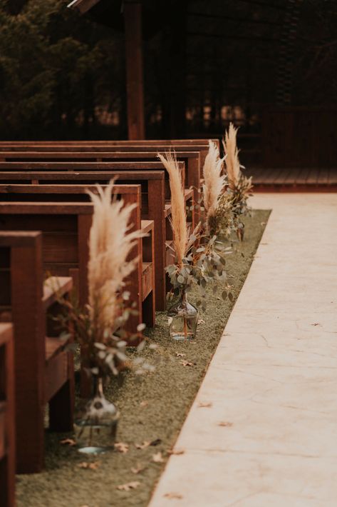 Burlap Wedding Aisle, Bohemian Aisle Decor, Outdoor Wedding Aisle Ideas Boho, Western Wedding Ceremony Decorations, Wedding Alley Decoration, Beginning Of Aisle Wedding Decor, Spring Pampas Grass Wedding, Western Wedding Aisle Decor, Fall Wedding Ceremony Arch