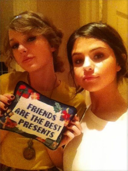 Selena Gomez and Taylor Swift! #SelenaGomez #TaylorSwift #fashion #movies #beauty #friendshipgoals #music Friendship Pillow, Taylor Swift Fotos, Selena And Taylor, Estilo Taylor Swift, Best Friendship, Marie Gomez, Swift 3, Friendship Goals, Taylor Swift Pictures