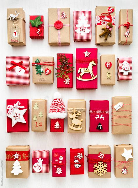 Christmas advent calendar made of red and brown gifts Parcel Wrapping, Cute Gift Wrapping, Cute Gift Wrapping Ideas, Christmas Gift Wrapping Diy, Homemade Advent Calendars, Christmas Advent Calendar Diy, Christmas Gift Packaging, Gift Wrapping Ideas, Calendar Download