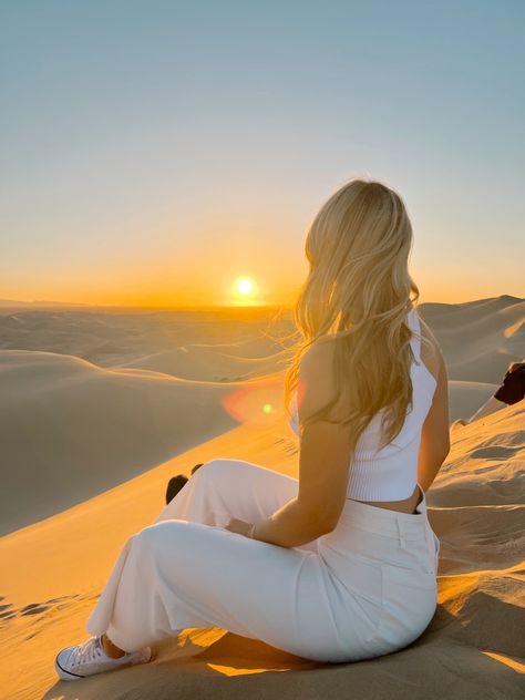 Dubai Sand Dunes Outfit, Dessert Outfit Women, Dunes Outfit, Sand Dunes Outfit, Desert Photoshoot Outfit, Dessert Outfit, Desert Outfit Ideas, Dubai Picture Ideas, Desert Photoshoot Ideas