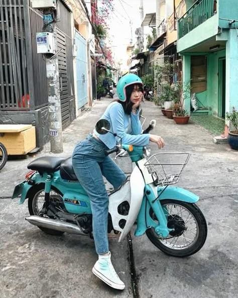 Racer Pose Reference, Leaning On Motorcycle Pose, Bike Pose Reference, Pose With Motorcycle, Motorcycle Poses, Bike Reference, Bike Pose, Super Cub, Honda Cub