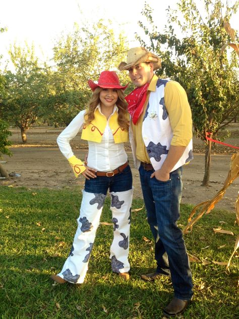 DIY Jessie and Woody Costumes Woody And Jessie Costumes, Jessie Halloween Costume, Jessie Halloween, Jessie Toy Story Costume, Jesse Toy Story, Disfraz Toy Story, Woody Costume, Buzz Lightyear Costume, Toy Story Halloween