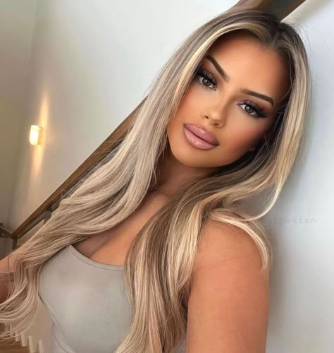 Blonde Hair For Round Faces, Black Root Blonde Hair, Blonde And Black Balayage, Blonde On Latinas, Shadow Roots Hair Brunette, Latina Highlights, Cool Toned Blonde Hair Pale Skin, Blonde On Brown Skin, Ash Blonde Curly Hair