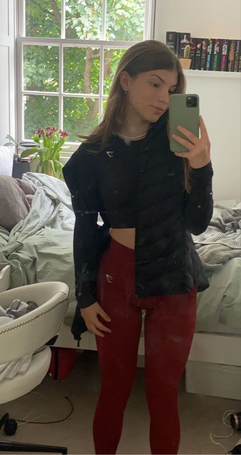 Red Leggings Outfit Aesthetic, Hailey Fashion, Red Leggings Outfit, Gym Shark Outfit, Pretty Blonde, Outfit Gym, Maroon Leggings, Gym Shark, Gym Fits