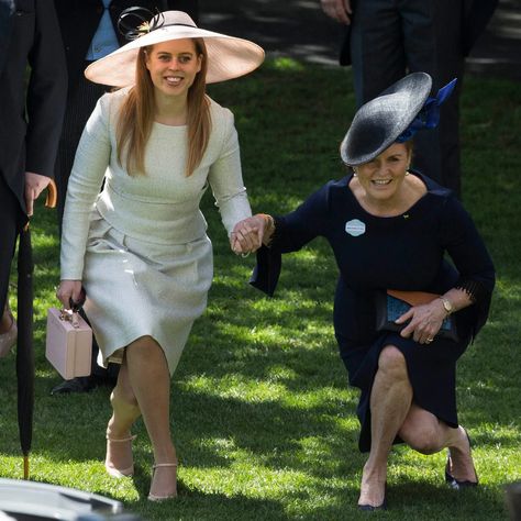 The curious rules behind royal women and curtsying Eugenie Wedding, English Royalty, Sarah Ferguson, Duchess Of York, Princess Beatrice, Duke Of York, Princess Eugenie, Isabel Ii, Queen Dress