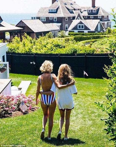 What a view: The singer and her gang spent the holiday at her luxury Rhode… Taylor Swift Gigi Hadid, Patriotic Swimsuit, Estilo Taylor Swift, Taylor Swift 13, Taylor Swift Pictures, Cara Delevingne, Blake Lively, Taylor Alison Swift, Rhode Island