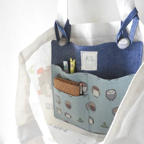 artist made tote bag organizer Handmade Bag Ideas, Shopping Bag Sewing, Tote Bag Gift Ideas, Tote Bag Inside, Bag Gift Ideas, Tote Insert, Owl Tote Bag, Tote Bag Organizer, Tote Bag With Pockets