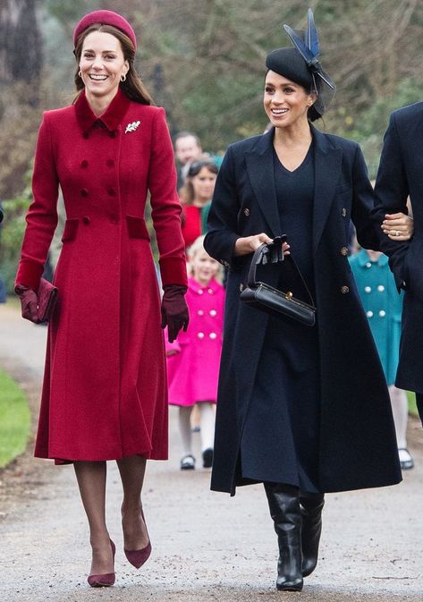 Kate Middleton's Best Style Tips Red Coat Dress, Kate Middleton Stil, Royal Family Christmas, Style Kate Middleton, Lola Monroe, Looks Kate Middleton, Match Velvet, Kate Middleton Dress, Kate And Meghan