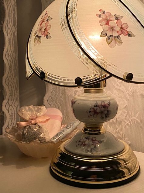 Coquette Lamp Aesthetic, Lamps Aesthetic Vintage, Pink Flower Lamp, Bedroom Lamp Aesthetic, Vintage Pink Lamp, Coquette Lamps, Vintage Lamp Aesthetic, Lana Del Rey Bedroom Aesthetic, Lamp Coquette