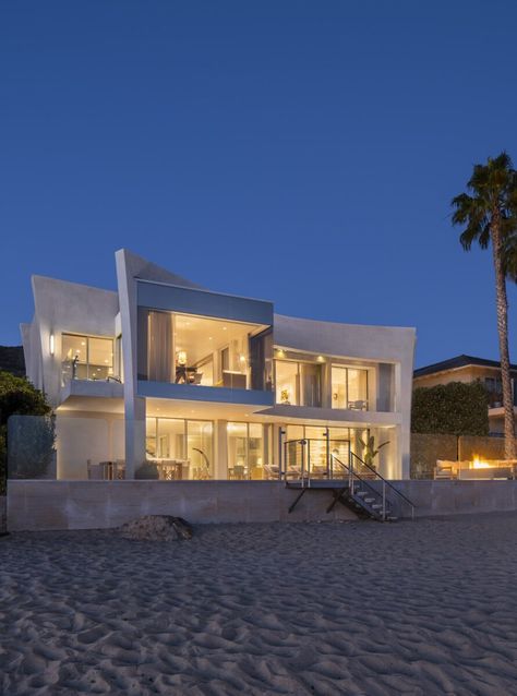 Big Beach House Exterior, Beachfront House Ocean Views, Beach House Mansion, Mansion On The Beach, Big Beach House, Houses By The Beach, Big Mansions, California Beach House, Beach House Aesthetic