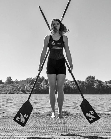 Rowing Senior Pictures, Rowing Outfit, Rowing Photography, Women's Rowing, Rowing Team, Rowing Crew, Row Row Your Boat, Swimming Workout, Sport Photography