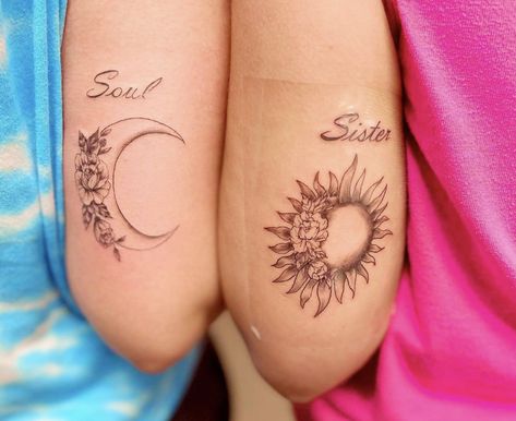 Sun And Moon Tattoo Matching Mom And Daughter, Best Friend Sun And Moon Tattoos, Sun Moon Tattoos, Mum Tattoos, Friend Tats, Cyberciligism Tattoo, Baddie Tats, Sun And Moon Tattoos, Tattoos Woman