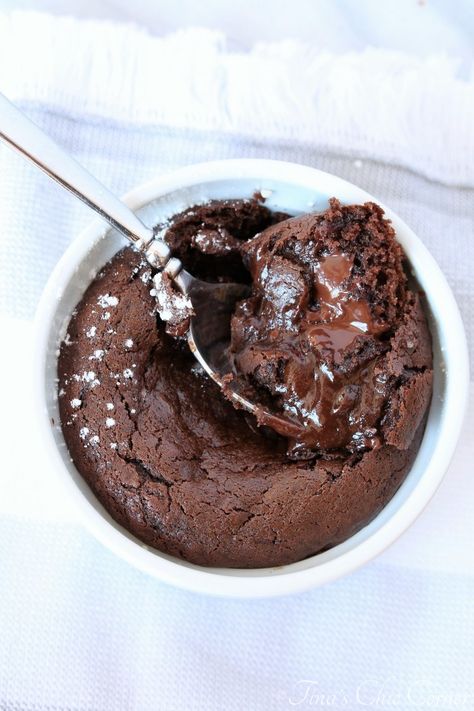 Warm Chocolate Fudge Cakes – Tina's Chic Corner Hot Chocolate Fudge Cake, Chocolate Fudge Cake Recipe, Fudge Cake Recipe, Hot Chocolate Fudge, Pumpkin Ice Cream, Mint Ice Cream, Bbc Good Food, Chocolate Fudge Cake, Warm Chocolate