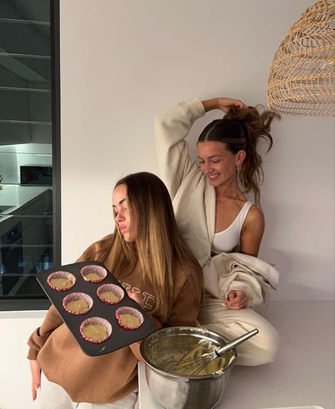 Bff Sleepover Aesthetic, Baking Besties, Sisters Goals, Bestie Vibes, Friends Pictures, Doing Better, Girls Night Party, Nyc Girl, Female Friendship