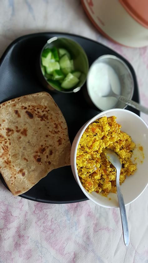 Paneer Burji, Paneer Bhurji, Breakfast Machine, Food Combinations, Meal Box, Simple Lunch, Indian Diet, Vegetarian Meal Plan, Naan Recipe