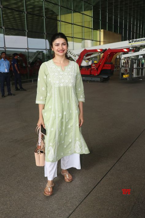 Prachi Desai Spotted At Airport In Mumbai Departure - Gallery #PrachiDesai #Airport #Mumbai Indian Airport Look, Indian Airport, Casual Indian Outfits, Prachi Desai, Handmade Fabric Bags, Celebrity Casual Outfits, At Airport, Airport Look, Fancy Blouse