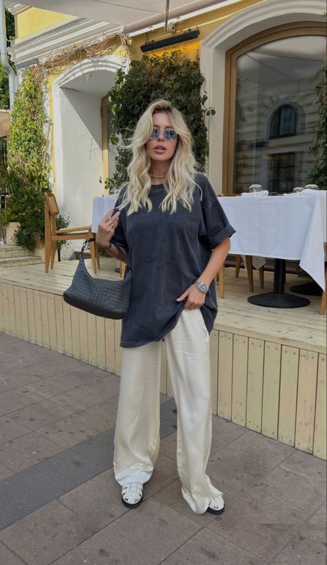 Dark Gray T Shirt Outfit, Basic Outfits Aesthetic Summer, Normcore Outfits Summer, Oversize T Shirt Outfit, Linen Trousers Outfit Summer, Plain Tshirt Outfit, Minimal Summer Outfit, 2025 Fashion Trends, Oversize Outfit