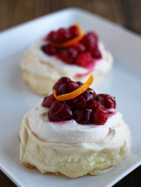 Cranberry pavlova with fresh cranberry orange compote and crisp meringue shell with cream. Only 5 ingredients! Orange Pavlova, Pavlova Dessert, Easy Desert Recipes, Orange Dessert, Meringue Desserts, Small Batch Baking, Dessert For Two, White Chocolate Cranberry, Mug Recipes