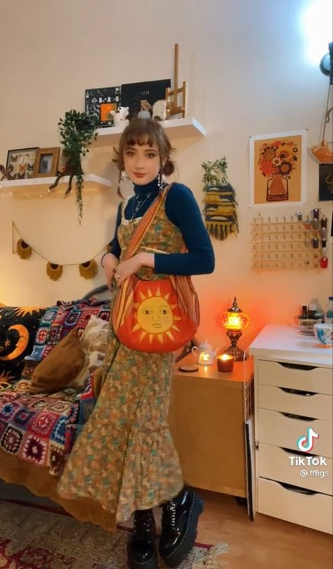 70s Witch Fashion, Hippie Witch Outfits, Fall Hippie Outfits, Phoebe Buffay Aesthetic, Hippie Aesthetic Outfit, Cottage Core Autumn, Boho Aesthetic Outfit, Fairy Aesthetic Outfit, 70s Fairy