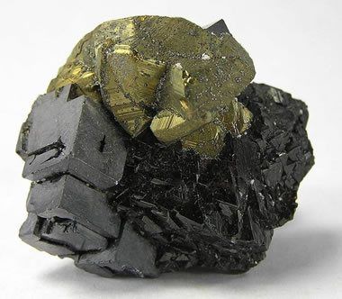 Sphalerite (left side black), cubic Chakra Racine, Garnet Crystal, Rocks Crystals, Beautiful Stones, Gems Crystals, Mineral Stone, Minerals And Gemstones, Rocks And Gems, Crystals Stones