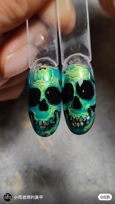 source from xiaohongshu artist 小雨老师的美甲 #nail #nails #nailart #skullnail #naildesign #naildecal #halloweennail #creativenails Gel Halloween Nails, Halloween Nails Diy, Skull Nails, New Nail Art Design, Gel Nail Art Designs, Diy Acrylic Nails, Nail Art Techniques, Fancy Nails Designs, Goth Nails