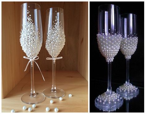 18 Ideas para decorar copas para bodas y fiesta de quince años Holiday Wine Bottle Crafts, Rustic Wedding Glasses, Alcohol Bottle Crafts, Bridal Gown Styles, Decorated Wine Glasses, Wine Bottle Gift, Alcohol Bottles, Xmas Diy, Wedding Glasses