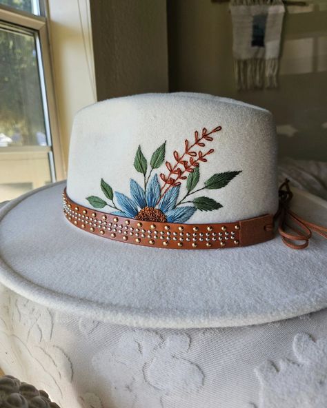 The finished hat! I'm super proud of this piece as I've always wanted to embroider this type of hat. My hand and fingers definitely took a meeting while embroidering this material, but I think it was worth it. I did finish one more hat before I left for my trip so I can't wait to show you that one too! What do you think? . . . . . . . . . #embroidereverything #embroiderersofinstagram #hats #fiberartist #floralart #loveflorals #miniatureembroideryartist Diy Embroidery Hat, Cowboy Hat Embroidery, Embroidered Hats Ideas, Hats Ideas, Hat Burning, Custom Cowboy Hats, Hat Bar, Custom Made Hats, Simple Hand Embroidery Patterns