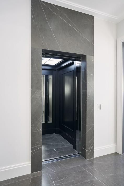 Goldfinkweg — Sebastian Treese Architekten Lift Wall Cladding Design, Window Granite, Home Elevator Interior, Lift Cladding, Cool Elevator Design, Luxury Elevator Interior, Penthouse Elevator Entrance, Black Elevator, Apartment Downtown