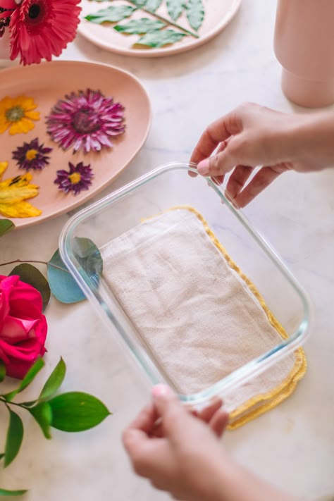 How To Press Flowers in The Microwave Studio DIY: Learn how to press flowers and greenery in the microwave and turn them into beautiful keepsake frames to gift or hang in your home! Diy Flower Press, Microwave Flower Press, Dried Flowers Crafts, Flower Keepsake, Pressed Flowers Frame, Pressed Flowers Diy, Press Flowers, Pressing Flowers, Drying Flowers