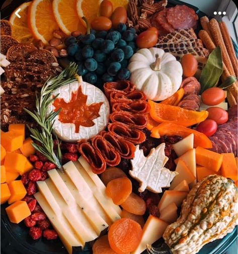 Charcuterie Brie Ideas, Fall Fruit And Cheese Platter, November Charcuterie Board Ideas, Truffle Charcuterie Board, Cute Fall Charcuterie Board, Autumn Charcuterie Board Ideas, Autumn Cheese Board, Brie Charcuterie Board Ideas, Charcuterie Board With Brie