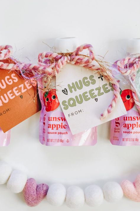 Hugs And Squeezes Valentine Printable, Daycare Valentine Ideas Toddlers, Applesauce Pouch Valentines, Pouch Valentines, Toddler Valentine Gifts, Baby Valentines Gifts, Daycare Gifts, Valentine Diy, Valentines Gift Tags