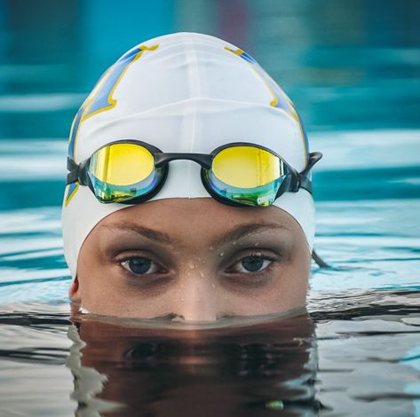 Swim Portraits Senior Pics, Swim Team Photoshoot, Pool Senior Pictures, Swim Team Senior Pictures, Woman Swimming Photography, Swim Photoshoot Ideas, Swimmer Photoshoot, Swim Picture Ideas, Swimmer Portrait