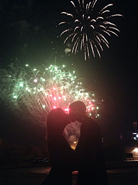 Silhouette Kiss, Romance Silhouette, New Year Couple, Couples New Years Pictures, New Year Couple Goals, New Year Kiss, Nye Kiss, New Years Kiss Aesthetic, Fireworks Kiss