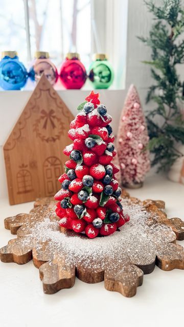 Strawberry Christmas Tree, Strawberry Christmas, Strawberry Tree, Holiday Snacks, Christmas Food Dinner, Christmas Breakfast, Christmas Snacks, Christmas Mood, Plastic Wrap