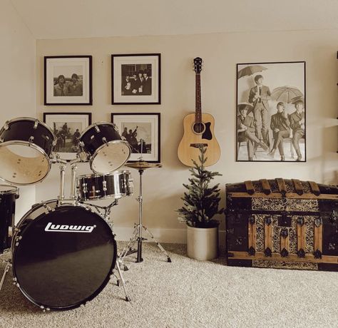 Basement Music Room, Family Music Room, Room Minimal, Drum Room, Home Music Rooms, Music Corner, Moody Vintage, Music Rooms, Guitar Room