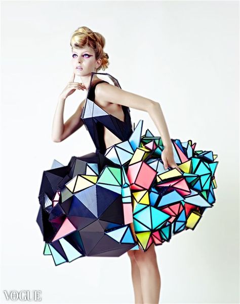 Cubism-inspired fashion from Vogue. Mode Origami, Architectural Fashion, Fashion Design Inspiration, Origami Fashion, Sculptural Fashion, Geometric Fashion, Paper Fashion, Couture Mode, Futuristic Fashion