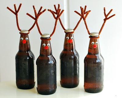 Super cute idea for Root-Beer  bottles. Tea Bag Wreath, Beer Deer, Reindeer Beer, Beer Bottle Crafts, Cinnamon Candle, Beer Bottles, Easy Christmas Crafts, Cool Diy Projects, Guinness