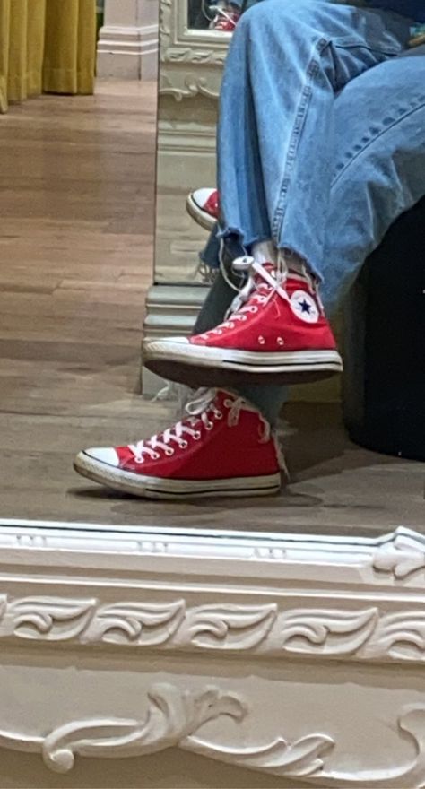 red chuck taylor converse + jeans + a cool mirror in a changing room in town Red Chuck Taylors Outfit, Converse Red Outfit, Red All Star Aesthetic, Red Converse Aesthetic, Dark Red Converse, Low Top Red Converse, All Star Aesthetic, Red Converse Shoes, Dark Red Platform Converse