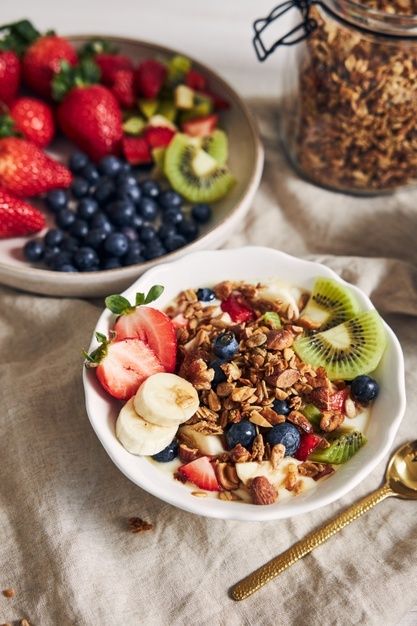 Tazones de granola con yogur, frutas y b... | Free Photo #Freepik #freephoto #comida #frutas #leche #organico Granola Smoothie, Raspberry Granola, Low Sugar Granola, Healthy Food Quotes, Yogurt Granola, Dinner Recipes Healthy Family, Granola Recipe Healthy, Keto Granola, Granola Breakfast