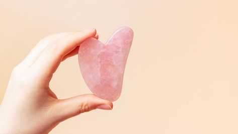 Facial Sculpting, Rose Quartz Gua Sha, Facial Massage Techniques, Gua Sha Facial, Night Time Skin Care Routine, Nighttime Skincare, Gua Sha Tools, Reduce Dark Circles, Face Contouring