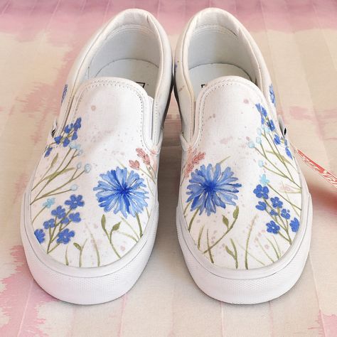 Hand painted Vans Classic slip ons, with embroidered details. A bride-to-be asked me to paint these in her wedding color palette, and I'm so grateful that she did 😊🙏 People usually ask me to paint most of the available area - these are more minimal, with a clean look. I love how they turned out 😍. What do you prefer? A mostly minimal aesthetic, or a fuller maximalist one? Let me know in the comments 🌸 #customsneakers #weddingsneakers #somethingblue #customvans #handpaintedshoes #paintedvans Painting White Shoes Ideas, Painting Canvas Shoes Diy Ideas, Painted Shoes Diy Easy, Easy Shoe Painting Ideas, Canvas Shoes Diy, Hand Painted Vans, Wedding Vans, Painted Shoes Diy, Vans Classic Slip