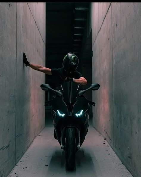 Ninja Bike, Motorcycle Guy, Hot Biker Guys, Biker Photography, Bike Aesthetic, Dream Bike, Motorcycle Photography, Motorcycle Aesthetic, Biker Aesthetic