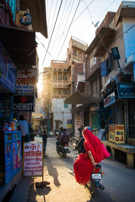 Udaipur Streets, Busy Market, Jodhpur Rajasthan, Indian Road, Red Sari, India Street, City Life Photography, Rajputi Dress, Famous Cities